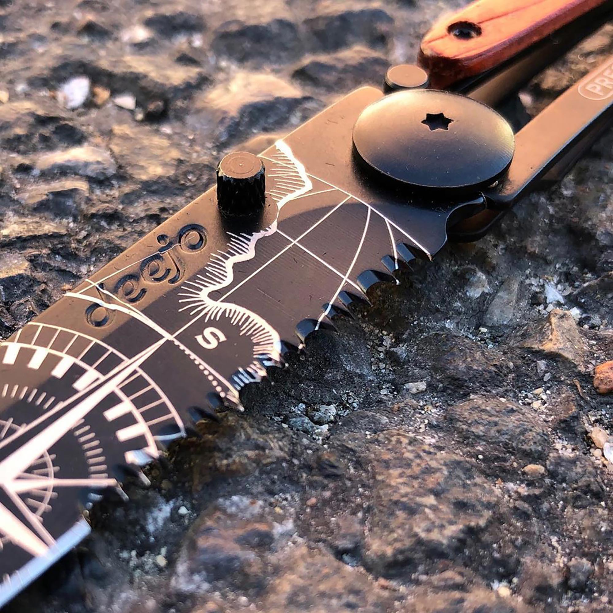 Deejo Serrated 37g Zakmes – Terra Incognita Coral Wood