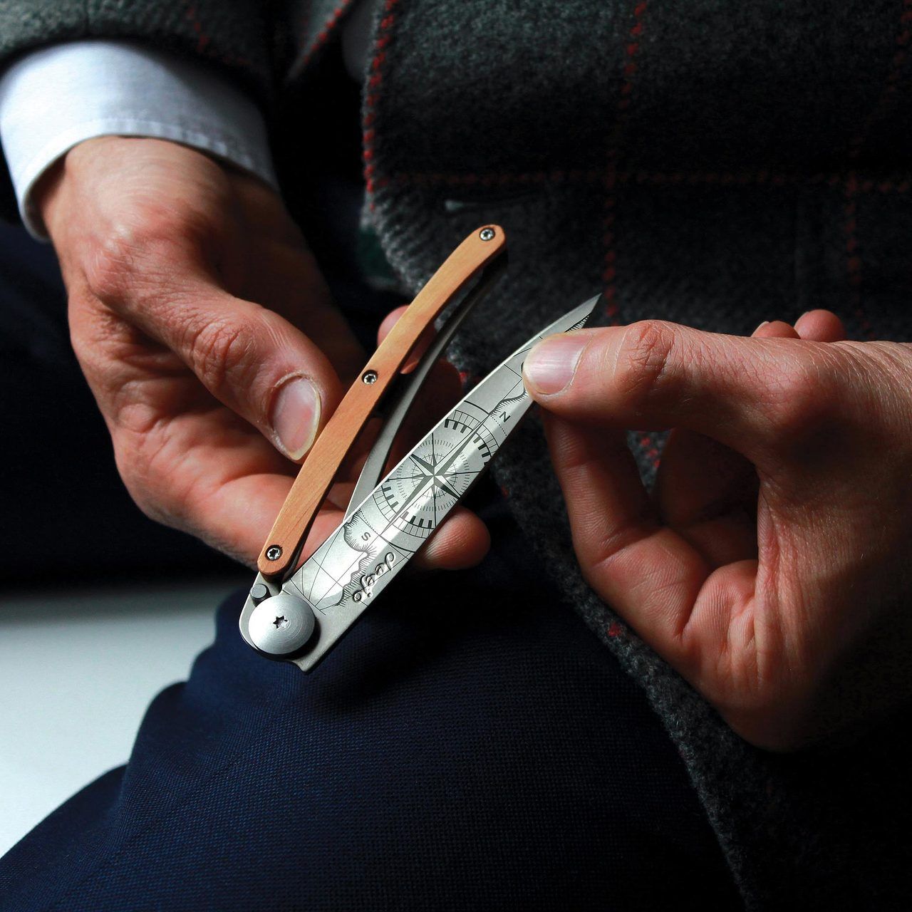 Deejo 37g Zakmes – Terra Incognita Olive Wood Design