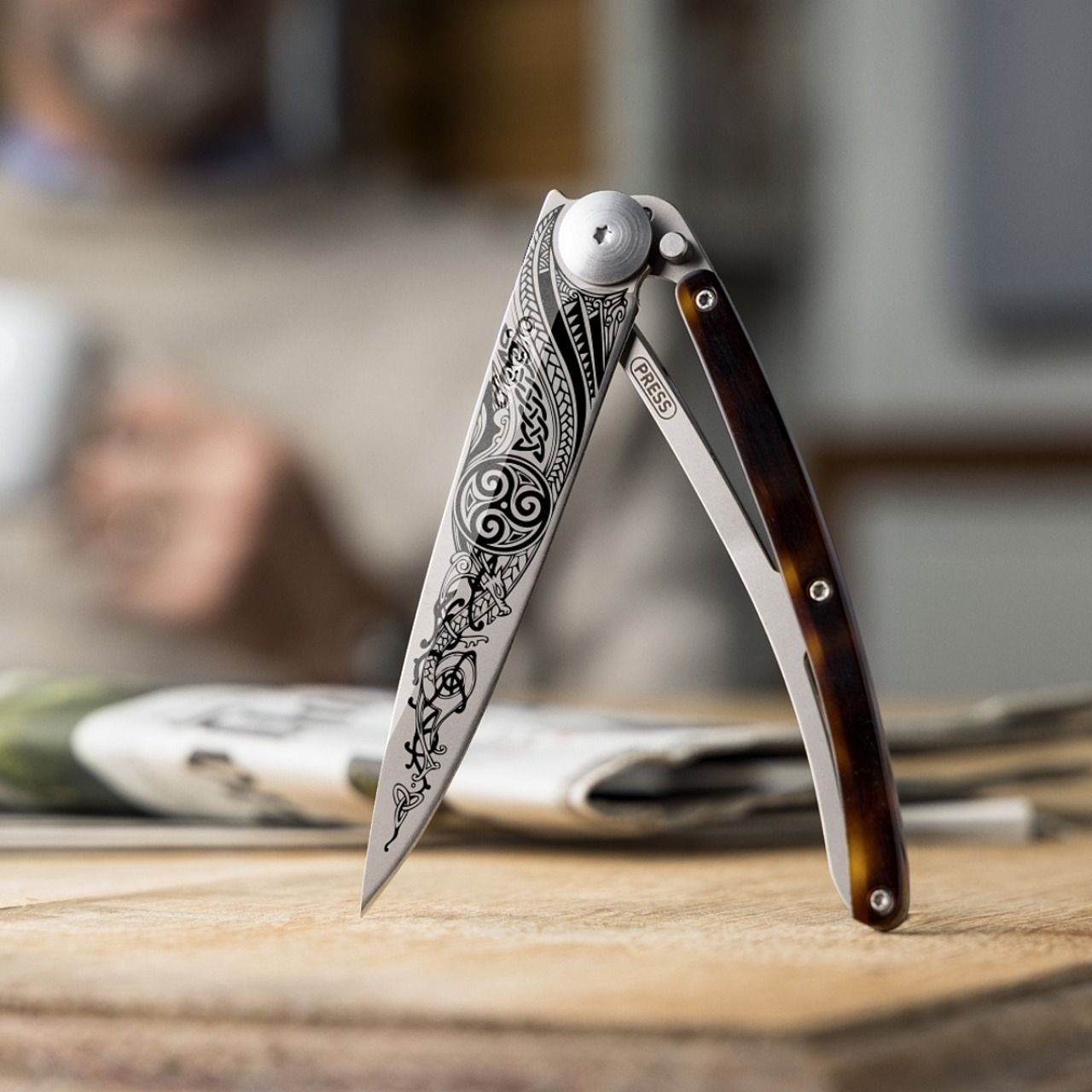 Deejo 37g Zakmes – Celtic Tortoiseshell Design