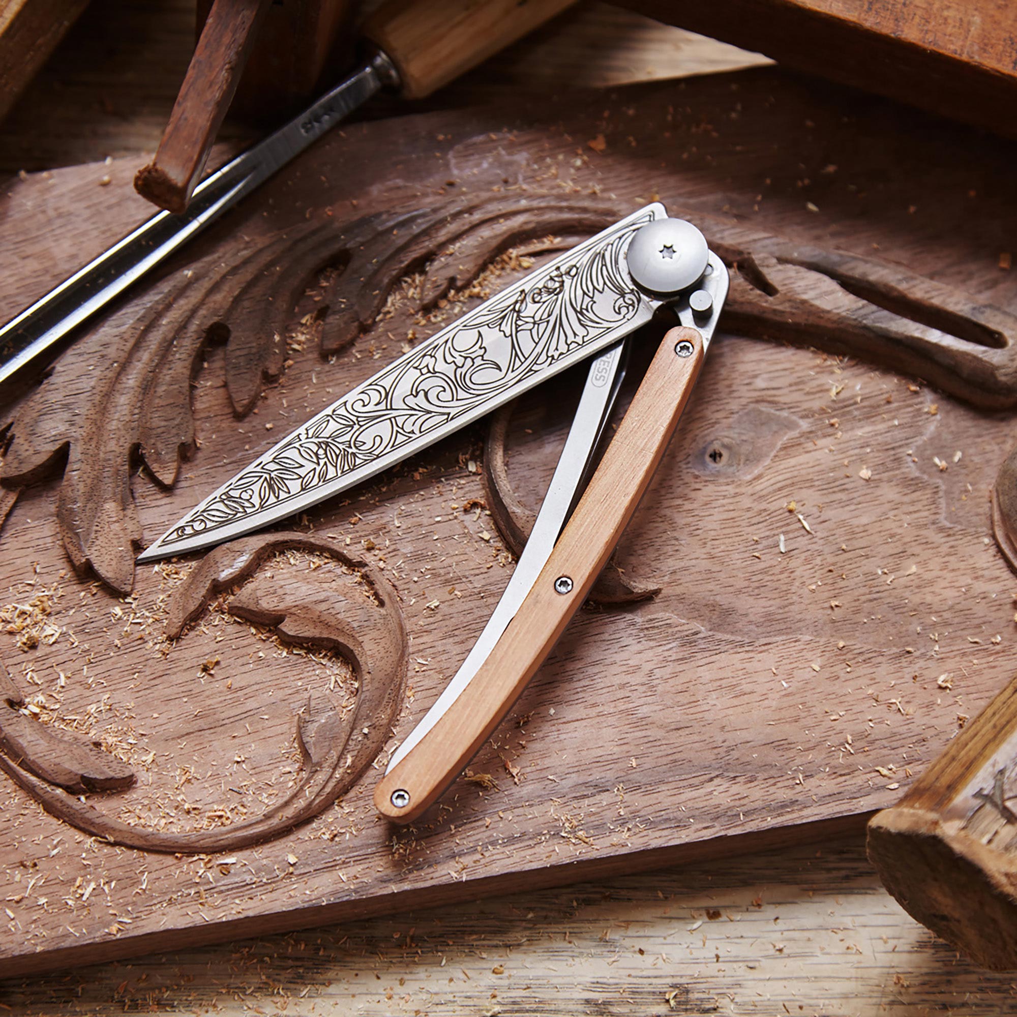 Deejo 37g Zakmes – Art Nouveau Juniper Wood Design